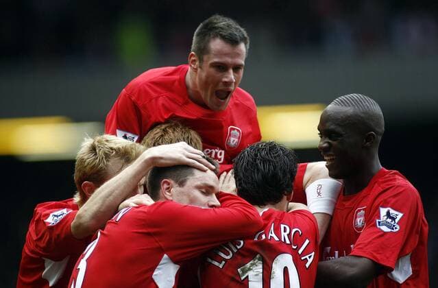 Torjubel Liverpool mit Mohamed Lamine Sissoko (re.) und Jamie Carragher (obenauf) - EDITORIAL USE ONLY. No use with unauthorised audio, video, data, fixture lists, club league logos or live services. Online in-match use limited to 120 images, no video emulation. No use in betting, games or single club league player publications. Fußball Herren English Premier League 2005 2006, 1. Englische Liga, Liverpool FC Gruppe Liverpool Freude, Begeisterung,
