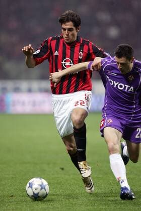 Kaka (Milan, li.) gegen Manuel Pasqual (Florenz) Fußball Herren Serie A 2005 2006, 1. Italienische Liga, AC Mailand - AC Fiorentina 3:1 Gruppe Mailand Dynamik,