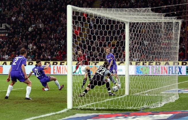 Andriy Shevchenko (Milan, Mitte) zieht ab und läßt Torwart Bogdan Lobont (Florenz) keine Chance Fußball Herren Serie A 2005 2006, 1. Italienische Liga, AC Mailand - AC Fiorentina 3:1 Totale Mailand Dynamik,
