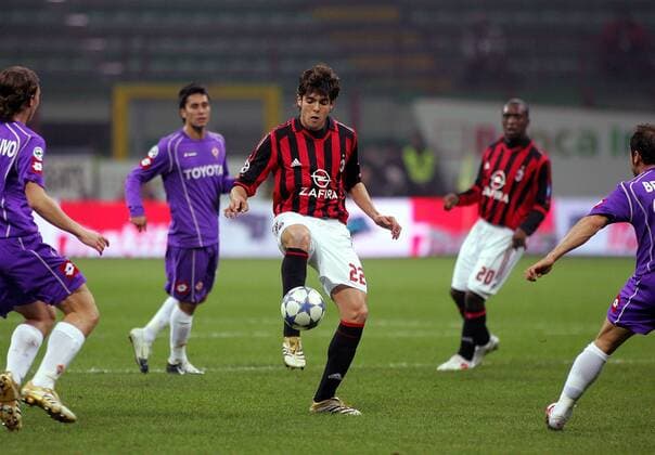 Kaka (Milan) umringt von Gegenspielern am Ball Fußball Herren Serie A 2005 2006, 1. Italienische Liga, AC Mailand - AC Fiorentina 3:1 Gruppe Mailand