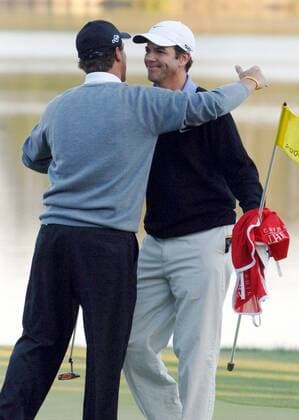 Stephen Ames (li.) empfängt Glückwünsche für den Sieg bei der Players Championship 2006 von seinem Bruder und Caddie Robert Ames (beide Kanada) -  (tpc2006032608) Golf Herren The Players Championship 2006, TPC of Sawgrass, PGA Tour, Golfen Gruppe Ponte Vedra Beach Freude,