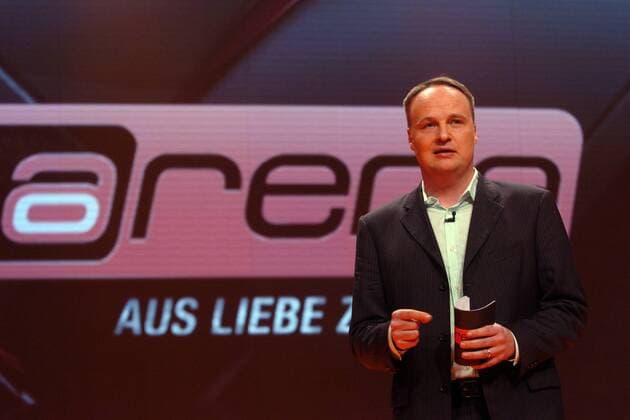 Moderator Oliver Welke (Deutschland) führt während der Präsentation der Arena Sport Rechte und Marketing GmbH durch das Programm Fußball 1. BL Herren Medien 2006, Fernsehen, TV, Rechte, Fernsehrechte, Übertragungsrechte, Verwertungsrechte, PK Einzelbild München