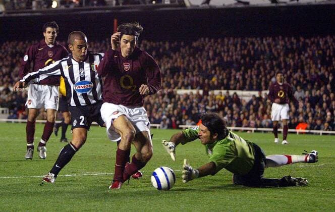 Torwart Gianluigi Buffon (Juventus) gegen Robert Pires (Arsenal, Mitte), li. Fabio Cannavaro -  Fußball EC 1 Herren Champions League 2005 2006, Arsenal FC London - Juventus Turin 2:0, Juve Gruppe London Dynamik,