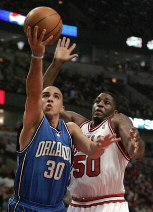 Carlos Arroyo (Orlando Magic, li.) - Korbleger gegen Michael Sweetney (Chicago Bulls) -  (chi2006032801) Basketball Herren NBA 2005 2006, Chicago Bulls - Orlando Magic 93:97 Gruppe Chicago Dynamik,