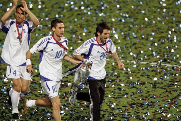Fußball, EM Finale 2004 in Lissabon, Portugal - Griechenland 0:1 Ehrenrunde Griechenland, v.re.: Georgios Karagounis und Vassilios Tsiartas mit dem Europameisterschaftspokal sowie Nikolaos Dabizas Fußball Länderspiel Herren Euro 2004, Europameisterschaft, Nationalmannschaft, Nationalteam, Nationaltrikot, Vdig Gruppe Finale, Endspiel, Giorgios, Giorgos, Giourkas Lissabon Freude, Begeisterung,