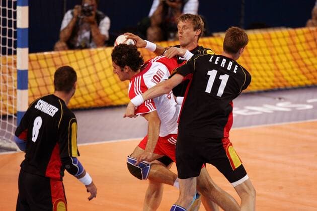 Igor Vori (Kroatien, Mitte) gegen Volker Zerbe (re.) und Klaus Dieter Petersen (beide Deutschland) Handball OS Sommer Herren Olympische Spiele Athen 2004, Sommerspiele, Länderspiel, Finale, Endspiel Gruppe Helliniko Dynamik, Kampf,