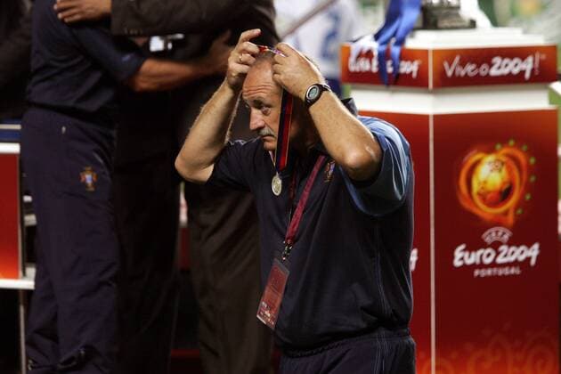Fußball, EM Finale 2004 in Lissabon, Portugal - Griechenland 0:1 Nationaltrainer Luiz Felipe Scolari (Portugal) nimmt die Medaille nach der Siegerehrung sofort wieder ab Fußball Länderspiel Herren Euro 2004, Europameisterschaft, Nationalmannschaft, Nationalteam, Vdig Einzelbild Finale, Endspiel Lissabon Enttäuschung,