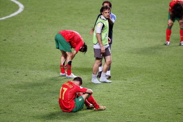 Fußball, EM Finale 2004 in Lissabon, Portugal - Griechenland 0:1 Finalniederlage Portugal - Cristiano Ronaldo (vorn) verzweifelt am Boden, Ersatztorwart Quim (re.) wird ihn auch nicht trösten können Fußball Länderspiel Herren Euro 2004, Europameisterschaft, Nationalmannschaft, Nationalteam, Nationaltrikot, Vdig Gruppe Finale, Endspiel Lissabon Enttäuschung,