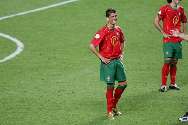 Fußball, EM Finale 2004 in Lissabon, Portugal - Griechenland 0:1 Cristiano Ronaldo (Portugal) läßt nach der Niederlage seinen Emotionen freien Lauf Fußball Länderspiel Herren Euro 2004, Europameisterschaft, Nationalmannschaft, Nationalteam, Nationaltrikot, Vdig Einzelbild Finale, Endspiel Lissabon Enttäuschung, Verzweiflung,
