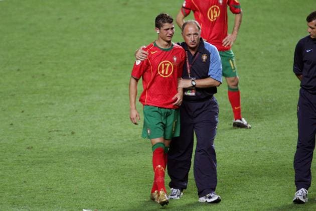 Nationaltrainer Luiz Felipe Scolari (re.) tröstet Cristiano Ronaldo (beide Portugal) Fußball Länderspiel Herren Euro 2004, Europameisterschaft, Nationalmannschaft, Nationalteam, Nationaltrikot, Vdig Gruppe Finale, Endspiel Lissabon Enttäuschung, Verzweiflung,