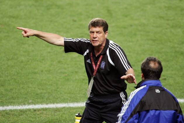 Fußball, EM Finale 2004 in Lissabon, Portugal - Griechenland 0:1 Nationaltrainer Otto Rehhagel (Griechenland) gibt aufgeregt Anweisungen Fußball Länderspiel Herren Euro 2004, Europameisterschaft, Nationalmannschaft, Nationalteam, Vdig Einzelbild Finale, Endspiel Lissabon Spannung, Ungeduld,