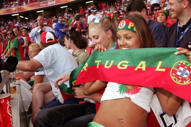 Fußball, EM Finale 2004 in Lissabon, Portugal - Griechenland 0:1 Weiblicher portugiesischer Fan beißt in ihren Schal Fußball Länderspiel Herren Euro 2004, Europameisterschaft, Nationalmannschaft, Nationalteam, Vdig Gruppe Finale, Endspiel Lissabon Sinnlichkeit,