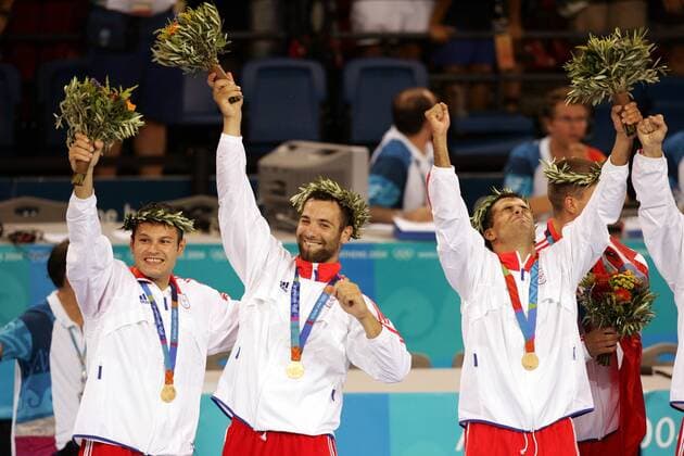 Siegerehrung Olympiasieger Kroatien in Athen 2004, v.li.: Niksa Kaleb, Ivano Balic und Vedran Zrnic jubeln mit ihren Goldmedaillen Handball OS Sommer Herren Olympische Spiele Athen 2004, Sommerspiele, Länderspiel, Finale, Endspiel, Podium, Podest Gruppe Helliniko Begeisterung, Freude,