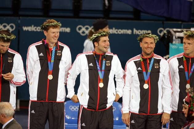 Deutschland zufrieden bei der Siegerehrung in Athen 2004, v.li.: Volker Zerbe, Daniel Stephan und Christian Schwarzer Handball OS Sommer Herren Olympische Spiele Athen 2004, Sommerspiele, Länderspiel, Finale, Endspiel, Podium, Podest Gruppe Silbermedaillen Helliniko
