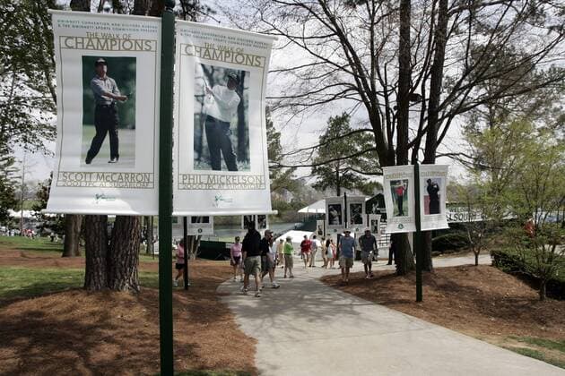 Zuschauer auf dem Walk of Champions des TPC Sugarloaf flanieren vorbei an Plakaten der Sieger vergangener Jahre durch den Wald - Auf den Fotos Scott McCarron (2001) und Phil Mickelson (2000) - (Icon48827236) Golf Herren BellSouth Classic 2006, TPC at Sugarloaf, PGA Tour, Golfen, Bell South Totale Sugarloaf TPC Duluth EDITORIAL USE ONLY