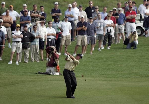 Phil Mickelson (USA) und die Zuschauer schauen dem Schlag vom Fairway hinterher - (Icon48827237) Golf Herren BellSouth Classic 2006, TPC at Sugarloaf, PGA Tour, Golfen, Bell South Totale Duluth EDITORIAL USE ONLY