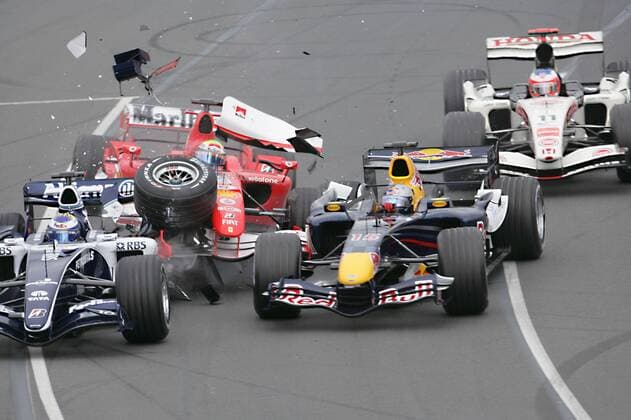 Rennunfall - Felipe Massa (Brasilien Ferrari, 2.v.li.) rauscht in das Heck von Nico Rosberg (Deutschland Williams Cosworth, li.) und die Seite Christian Klien (Österreich Red Bull, 3.v.li.), dahinter Rubens Barrichello (Brasilien Honda Motorsport Grand Prix Herren Großer Preis von Australien 2006, Formel 1 Weltmeisterschaft, F1, F, GP, WM Totale Albert Park Melbourne