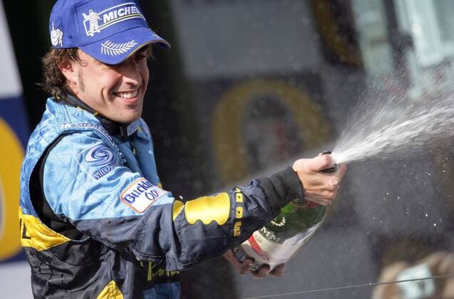 Siegerehrung nach dem GP von Australien in Melbourne 2006 - Sieger Fernando Alonso (Spanien Renault) bei der Sektdusche Motorsport Grand Prix Herren Großer Preis von Australien 2006, Formel 1 Weltmeisterschaft, F1, F, GP, WM Einzelbild Albert Park Melbourne Freude,