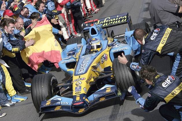 Fernando Alonso (Spanien Renault) jubelt mit den Mechanikern über den Sieg beim großen Preis von Australien Motorsport Grand Prix Herren Großer Preis von Australien 2006, Formel 1 Weltmeisterschaft, F1, F, GP, WM Gruppe Albert Park Melbourne Freude,