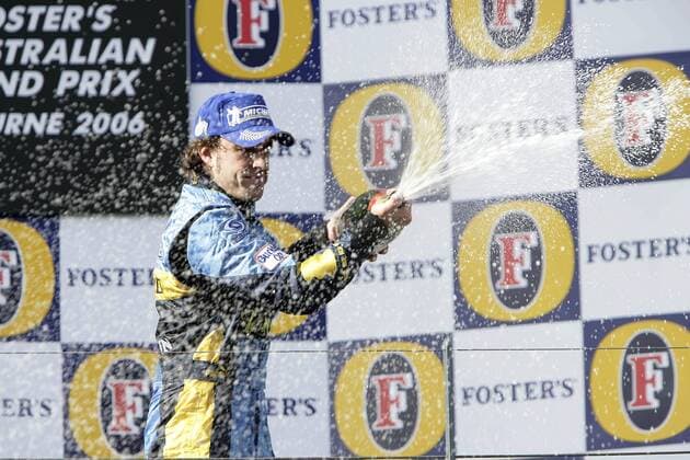 Fernando Alonso (Spanien Renault) - Der Sieger beim Großen Preis von Australien feiert mit einer Champagnerdusche Motorsport Grand Prix Herren Großer Preis von Australien 2006, Formel 1 Weltmeisterschaft, F1, F, GP, WM Einzelbild Albert Park Melbourne Freude