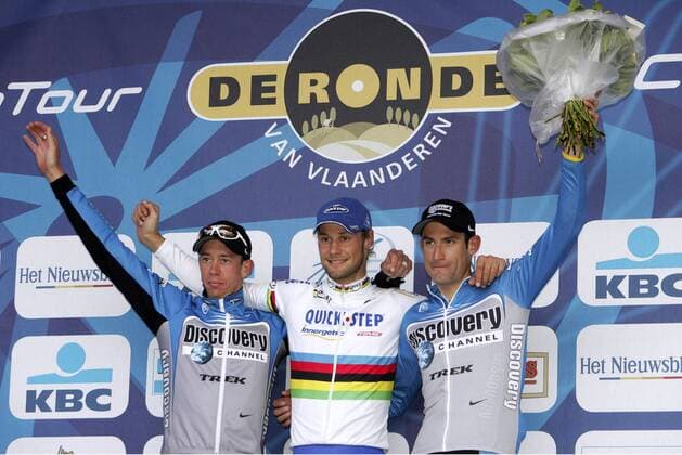 Siegerehrung Flandernrundfahrt 2006 - Sieger Tom Boonen (Belgien Quick Step Innergetic, Mitte) zwischen Leif Hoste (Belgien, li.) und George Hincapie (USA beide Discovery Channel) -  Radsport Herren Flandernrundfahrt 2006, Flandern Rundfahrt, ProTour, Straßenradsport, Straße, Rad, Gruppe Freude,
