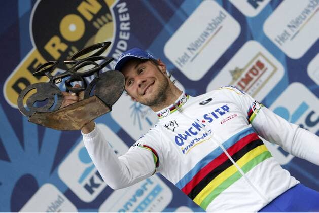 Tom Boonen (Belgien Quick Step Innergetic) freut sich über seinen Sieg bei der Flandernrundfahrt und präsentiert seine Trophäe -  Radsport Herren Flandernrundfahrt 2006, Flandern Rundfahrt, ProTour, Straßenradsport, Straße, Rad, Einzelbild