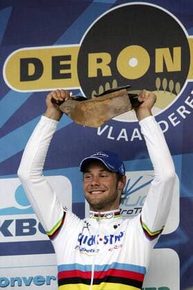 Tom Boonen (Belgien Quick Step Innergetic) freut sich über seinen Sieg bei der Flandernrundfahrt 2006 und präsentiert seine Trophäe -  Radsport Herren Flandernrundfahrt 2006, Flandern Rundfahrt, ProTour, Straßenradsport, Straße, Rad, Einzelbild Glück, Freude, Begeisterung,