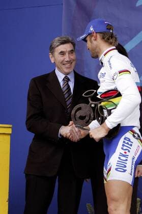 Eddy Merckx (li.) gratuliert Tom Boonen (Belgien Quick Step Innergetic) zum Sieg bei der Flandernrundfahrt 2006 -  Radsport Herren Flandernrundfahrt 2006, Flandern Rundfahrt, ProTour, Straßenradsport, Straße, Rad, Gruppe Freude, Begeisterung,