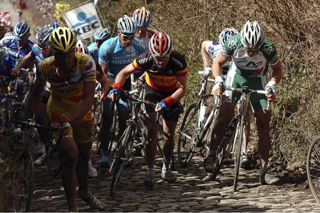 Teilnehmer der Flandernrundfahrt schieben ihre Räder einen Anstieg herauf, in der Mitte Serge Baguet (Belgien Quick Step Innergetic) im Trikot des belgischen Meisters -  Radsport Herren Flandernrundfahrt 2006, Flandern Rundfahrt, ProTour, Straßenradsport, Straße, Rad, Gruppe