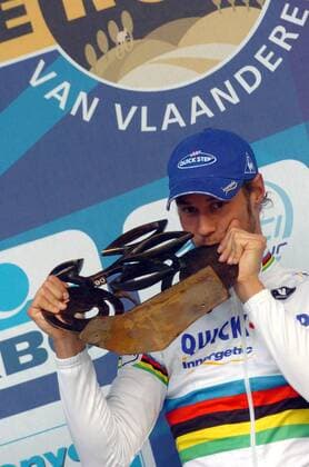 Tom Boonen (Belgien Quick Step Innergetic) freut sich über seinen Sieg bei der Flandernrundfahrt 2006 und küßt seine Trophäe -  Radsport Herren Flandernrundfahrt 2006, Flandern Rundfahrt, ProTour, Straßenradsport, Straße, Rad Einzelbild Freude,