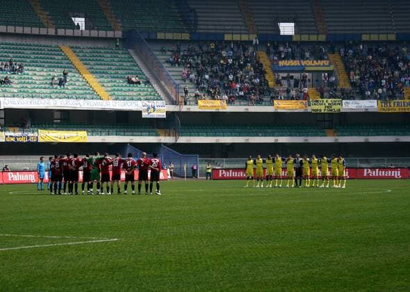 Schweigeminute - Vor Spielbeginn gedenken die Mannschaften von Livorno (li.) und Chievo Verona sowie das Schiedsrichtergespann dem entführten und später ermordeten Jungen Tommaso Onofri -  Fußball Herren Serie A 2005 2006, 1. Italienische Liga, AC Chievo Verona - AS Livorno 2:1, Vdig Totale Verona Leere, Ruhe,