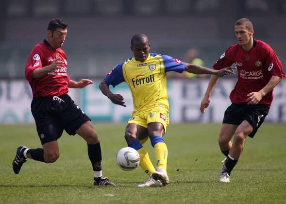 Victor Nsofor Obinna (Mitte, Chievo Verona) gegen Dario Passoni (li.) und Stefano Morrone (beide Livorno) -  Fußball Herren Serie A 2005 2006, 1. Italienische Liga, AC Chievo Verona - AS Livorno 2:1, Vdig Gruppe Verona Dynamik,