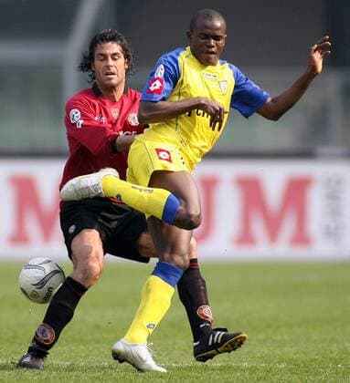 Victor Nsofor Obinna (re., Chievo Verona) gegen Fabio Galante (Livorno) -  Fußball Herren Serie A 2005 2006, 1. Italienische Liga, AC Chievo Verona - AS Livorno 2:1, Vdig Gruppe Verona Dynamik,