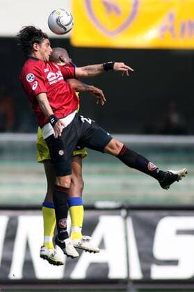 Francesco Coco (vorn, Livorno) gegen Luciano (Chievo Verona) -  Fußball Herren Serie A 2005 2006, 1. Italienische Liga, AC Chievo Verona - AS Livorno 2:1, Vdig Gruppe Verona Dynamik,