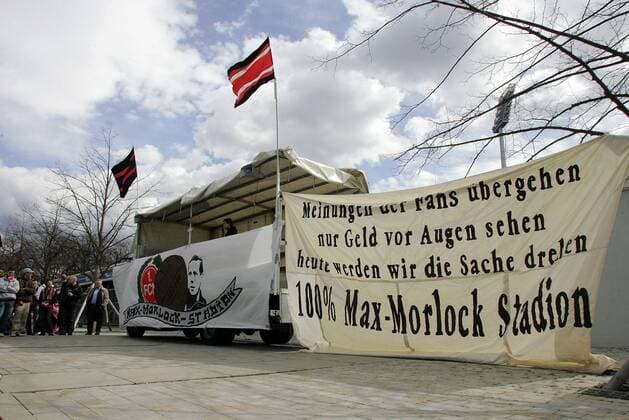 Nürnberger Fans protestieren gegen die Umbenennung ihres Stadions zu Gunsten des Sponsors easyCredit: Meinungen der Fans übergehen, nur Geld vor Augen sehen, heute werden wir die Sache drehen: 100 Prozent Max Morlock Stadion Fußball 1. BL Herren Saison 2005 2006, 1. FC Nürnberg, Initiative, Faninitiative, Stadionname, Stadionamen, Vdig Totale Stadion, easy Credit, Stadionumbenennung Nürnberg, Fanprotest, Fanproteste Enttäuschung, Wut,