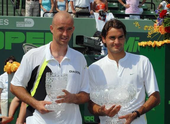 Ivan Ljubicic (Kroatien, li.) und Sieger Roger Federer (Schweiz) präsentieren stolz ihre Trophäen bei den Nasdaq100 Open 2006 Tennis Herren Nasdaq100 Open 2006, ATP Tour, Finale, Endspiel Gruppe Key Biscayne Miami