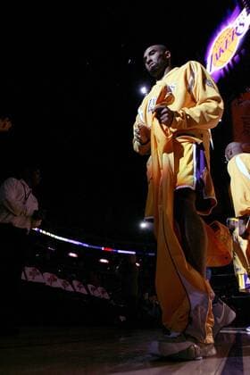 Kobe Bryant (Los Angeles Lakers) - Einmarsch - (Icon91029636) Basketball Herren NBA 2005 2006 Einzelbild Los Angeles, LA, L.A. Konzentration, EDITORIAL USE ONLY