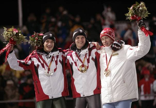Siegerehrung Skispringen von der Großschanze Turin 2006 - Olympiasieger Thomas Morgenstern (Mitte), Andreas Kofler (li., beide Österreich) und Lars Bystöl (Norwegen) Skispringen OS Winter Herren Olympische Spiele Turin 2006, Winterspiele, Ski Nordisch, Nordischer Skisport, Großschanze Gruppe Pragelato Freude,
