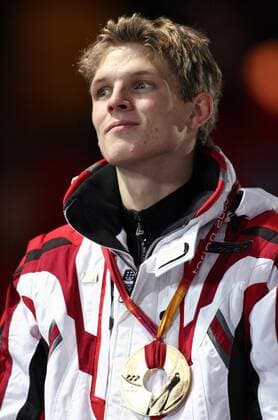 Olympiasieger Thomas Morgenstern (Österreich) während der Siegerehrung Skispringen OS Winter Herren Olympische Spiele Turin 2006, Winterspiele, Ski Nordisch, Nordischer Skisport, Großschanze Einzelbild Pragelato Freude,
