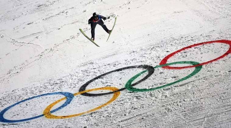 Thomas Morgenstern (Österreich) überfliegt die Olympischen Ringe Skispringen OS Winter Herren Olympische Spiele Turin 2006, Winterspiele, Ski Nordisch, Nordischer Skisport, Großschanze Totale Pragelato