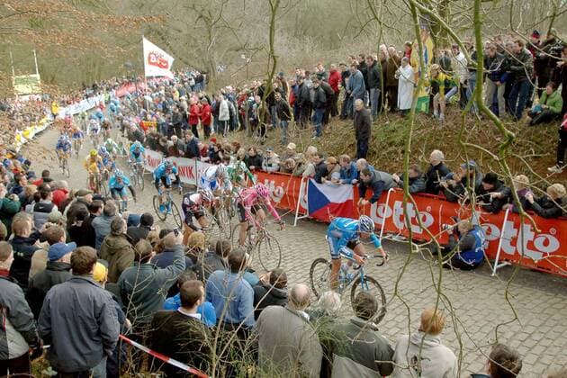 Fahrer mühen sich den Kemmelberg hinauf an den Radsportfans vorbei -  Radsport Herren Gent - Wevelgem 2006, ProTour, Straßenradsport, Straße, Rad Totale Gent