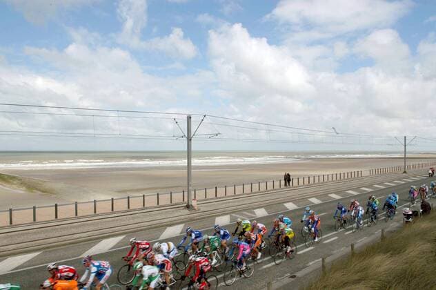 Peloton passiert das Meer -  Radsport Herren Gent - Wevelgem 2006, ProTour, Straßenradsport, Straße, Rad Totale Gent