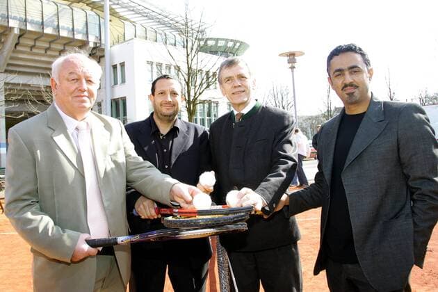 V.li.: 1. Turnierdirektor Walter Knapper (Deutschland), 2. Turnierleiter Ayman Azmy Galal (Qatar), DTB Präsident Dr. Georg Freiherr von Waldenfels (Deutschland) und Sheikh Mohammad Bin Faleh Al Thani (Qatar)... Tennis Herren Masters Series Hamburg 2006, ATP Tour, Pressetermin, Scheich, Federation Gruppe Am Rothenbaum Hamburg