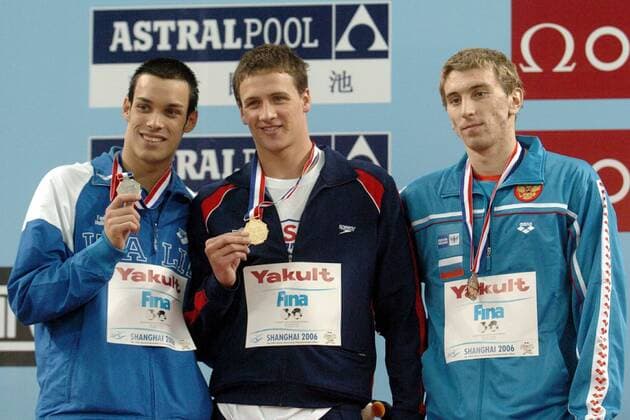 Siegerehrung 400m Lagen der Kurzbahn WM 2006: Weltmeister Ryan Lochte (USA, Mitte) gewinnt vor Luca Marin (Italien, li.) und Igor Berezutskiy (Rußland) -  Schwimmen WM Herren Kurzbahn Weltmeisterschaft 2006, 400m, 400 m, Meter, Lagen, Lagenschwimmen, Vdig Gruppe IMCpau7770003 Shanghai Freude,