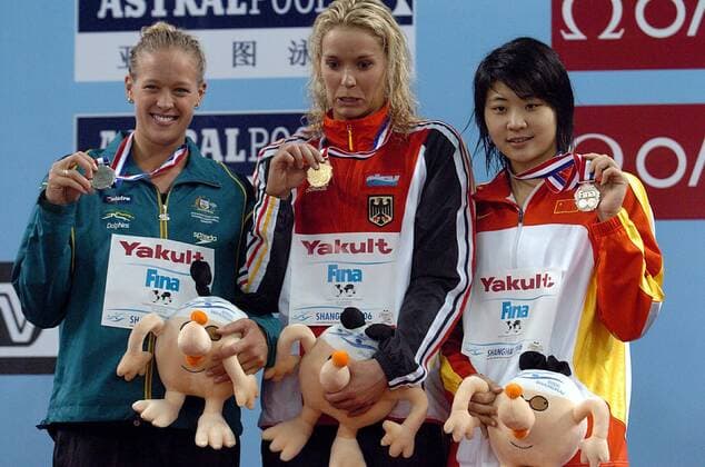 Siegerehrung 100m Rücken der Kurzbahn WM 2006: Weltmeisterin Janine Pietsch (Deutschland, Mitte) gewinnt vor Tayliah Zimmer (Australien) und Gao Chang (China) - die mühsame Handarbeit hat sich gelohnt -  Schwimmen WM Damen Kurzbahn Weltmeisterschaft 2006, 100m, 100 m, Meter, Rücken, Rückenschwimmen, Vdig Gruppe IMCpau7770811 Shanghai Freude,