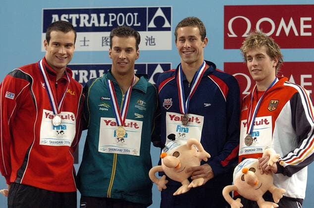 Siegerehrung 100m Rücken der Kurzbahn WM 2006: Weltmeister Matthew Welsh (Australien, 2.v.li.) gewinnt vor Markus Rogan (Österreich, li.) sowie den zeitgleichen Randall Bal (USA, 2.v.re.) und Helge Meeuw (Deutschland) - Schwimmen WM Herren Kurzbahn Weltmeisterschaft 2006, 100m, 100 m, Meter, Rücken, Rückenschwimmen, Vdig Gruppe IMCpau7771103 Shanghai Freude,