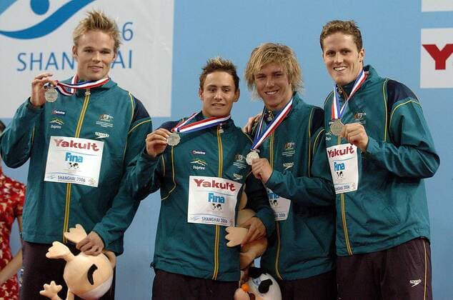 Siegerehrung 4x200m Freistil der Kurzbahn WM 2006: Australien holt Silber, v.li.: Louis Paul, Nicholas Ffrost, Grant Brits und Andrew Mewing - Schwimmen WM Herren Kurzbahn Weltmeisterschaft 2006, 4x200m, 4 x 200 m, 200m, Meter, Staffel, Vdig Gruppe IMCpau7772409 Shanghai Freude,