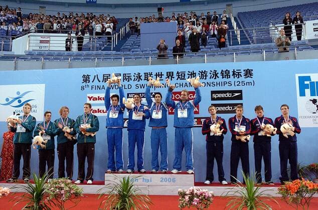 Siegerehrung 4x200m Freistil der Kurzbahn WM 2006: Italien (Matteo Pelliciari, Filippo Magnini, Nicola Cassio und Massimiliano Rosolino) vor Australien (Paul, Ffrost, Brits, Mewing) und den USA (Jensen, Brunelli, Cramer, Lochte) - Schwimmen WM Herren Kurzbahn Weltmeisterschaft 2006, 4x200m, 4 x 200 m, 200m, Meter, Staffel, Vdig Totale IMCpau7772412 Shanghai Freude,