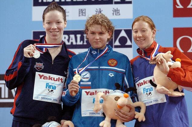 Siegerehrung 800m Freistil der Kurzbahn WM 2006: Weltmeisterin Anastasia Ivanenko (Rußland, Mitte) gewinnt vor Kate Ziegler (USA, li.) und Rebecca Cooke (Großbritannien) - Schwimmen WM Damen Kurzbahn Weltmeisterschaft 2006, 800m, 800 m, Meter, Vdig Gruppe IMCpau7773010, Iwaneko, Maskottchen, Yongyong Shanghai Freude,