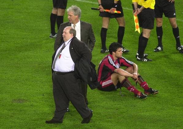 Manager Reiner Calmund (vorn), Trainer Klaus Toppmöller (Mitte) und Michael Ballack (alle Leverkusen) tief enttäuscht nach dem Spielende Fußball EC 1 Herren Champions League 2001 2002, Bayer 04 Leverkusen, Finale, Endspiel, Vdig Gruppe Glasgow Verzweiflung,
